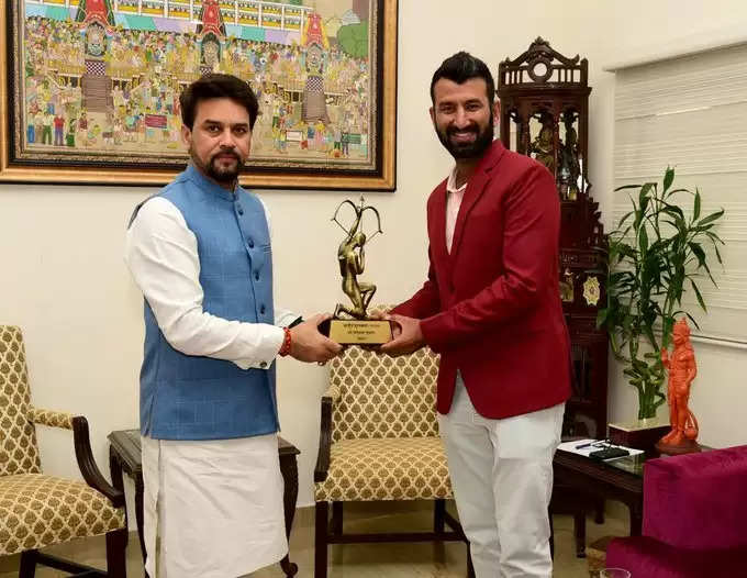 Arjuna Award: अर्जुन अवार्ड से चेतेश्वर पुजारा को 5 साल के लंबे इंतजार के बाद किया गया सम्मानित, पुरस्कार देने क्रिकेटर के घर पहुंचे खेल मंत्री अनुराग ठाकुर