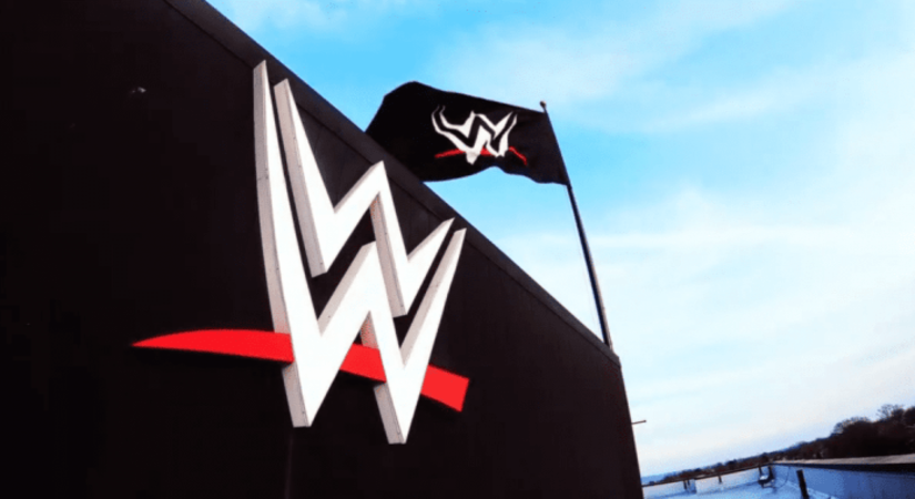 रैसलमेनिया डेब्यू के लिए WWE के 2021 के टॉप मर्चेंडाइज सेलर रैपर बैड इन लाइन