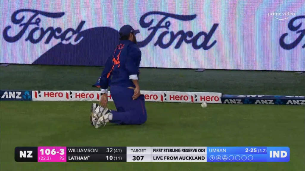 IND vs NZ: Shardul Thakur की खराब फील्डिंग मैदान पर Umran Malik ने खोया आपा, 2 बार हाथ में आई गेंद चौके में फेंक दी, वायरल हुआ VIDEO