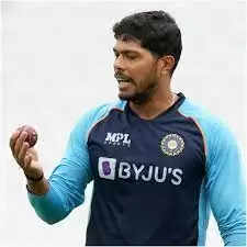 इंग्लैंड में काउंटी क्रिकेट खेल रहे टीम इंडिया के तेज गेंदबाज उमेश यादव चोट का शिकार हो गए हैं. उमेश यादव काउंटी टीम मिडलसेक्स के लिए ग्लॉस्टरशायर के खिलाफ मैच के दौरान चोटिल हो गए थे। जिसके बाद अब वह भारत लौट आए हैं। गौरतलब है कि भारत पहुंचने के बाद उमेश का बेंगलुरू स्थित राष्ट्रीय क्रिकेट अकादमी (एनसीए) में इलाज चल रहा है। वहीं मिडलसेक्स टीम ने इस बारे में अपने आधिकारिक ऐलान में कहा है कि उमेश को 21 अगस्त को रॉयल लंदन वनडे कप मैच के दौरान जांघ की मांसपेशियों में खिंचाव का सामना करना पड़ा था, जिसके बाद अब वह इलाज के लिए भारत लौट आए हैं।  दरअसल, उमेश ने मिडिलसेक्स में जुलाई में फर्स्ट क्लास और लिस्ट ए मैच खेलने के लिए ज्वाइन किया था। हालांकि, यह तेज गेंदबाज अब मिडिलसेक्स के लीसेस्टरशायर और वोरस्टरशायर के खिलाफ होने वाले आखिरी दो मैचों के लिए उपलब्ध नहीं होगा। वहीं, क्लब ने अपनी वेबसाइट पर जारी एक बयान में कहा कि 