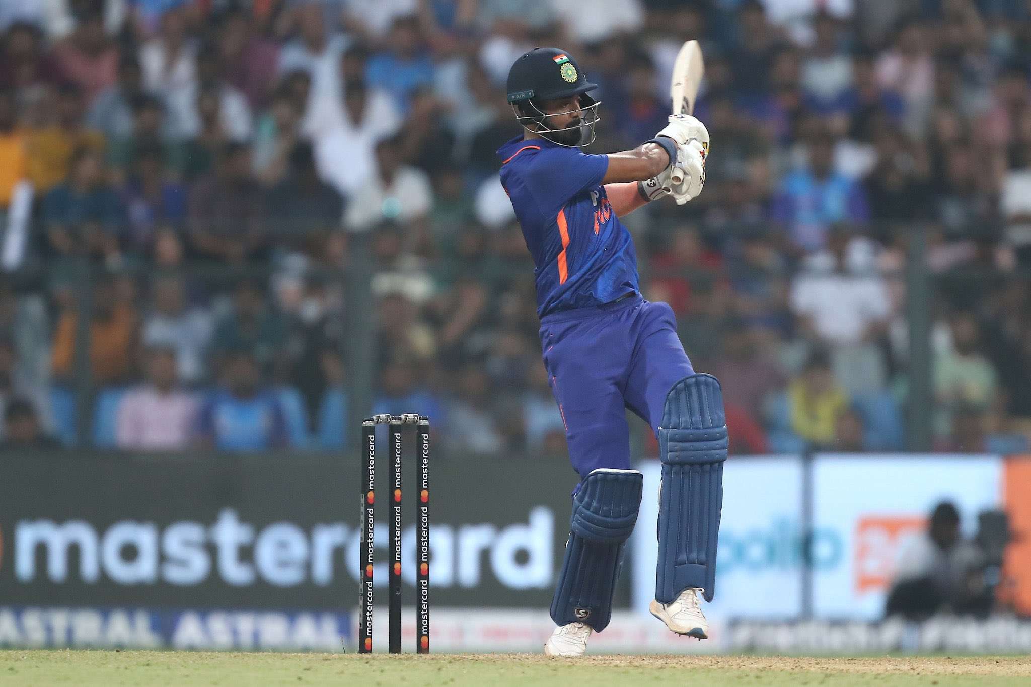 IND vs AUS 1st ODI: KL Rahul की बेहतरीन पारी, ऑस्ट्रेलिया के खिलाफ जड़ा वनडे करियर का 13वां अर्धशतक-Watch Video