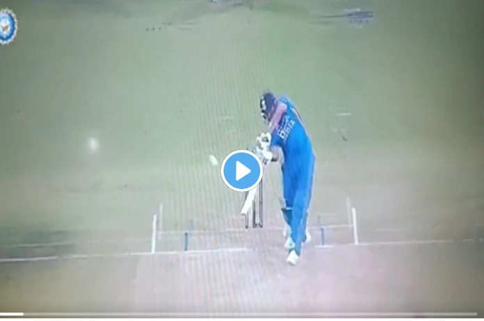 IND vs NZ: 144 KMPH स्पीड की लहराती गेंद पर हिटमैन ने बल्ले की नजाकत से उडा दिया खूबसूरत छक्का, देखें Video