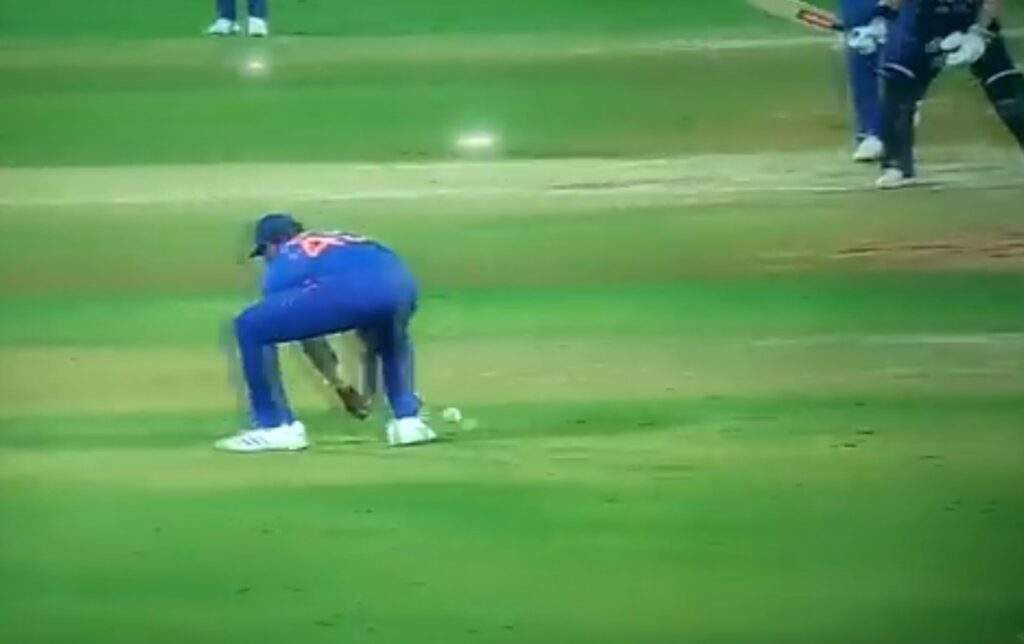IND vs NZ: रोहित शर्मा का भारी वजन बना टीम इंडिया की मुसीबत, हिटमैन की खराब फील्डिंग देख कुलदीप ने पीटा अपना सिर VIDEO