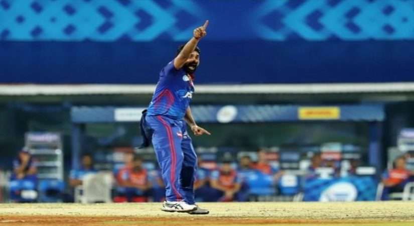 IPL 2021 DC vs RCB: अमित मिश्रा ने गेंद पर लार लगाया, अंपायर ने दी पहली चेतावनी