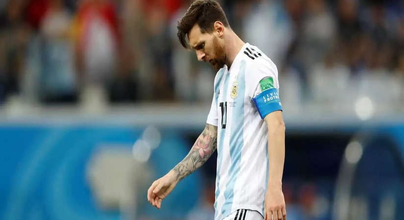 लियोनेल मेस्सी ने उरुग्वे के खिलाफ अर्जेंटीना की 3-0 से जीत में असामान्य लक्ष्य के साथ इतिहास रचा, ट्विटर पर धमाका