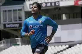 इंग्लैंड में काउंटी क्रिकेट खेल रहे टीम इंडिया के तेज गेंदबाज उमेश यादव चोट का शिकार हो गए हैं. उमेश यादव काउंटी टीम मिडलसेक्स के लिए ग्लॉस्टरशायर के खिलाफ मैच के दौरान चोटिल हो गए थे। जिसके बाद अब वह भारत लौट आए हैं। गौरतलब है कि भारत पहुंचने के बाद उमेश का बेंगलुरू स्थित राष्ट्रीय क्रिकेट अकादमी (एनसीए) में इलाज चल रहा है। वहीं मिडलसेक्स टीम ने इस बारे में अपने आधिकारिक ऐलान में कहा है कि उमेश को 21 अगस्त को रॉयल लंदन वनडे कप मैच के दौरान जांघ की मांसपेशियों में खिंचाव का सामना करना पड़ा था, जिसके बाद अब वह इलाज के लिए भारत लौट आए हैं।  दरअसल, उमेश ने मिडिलसेक्स में जुलाई में फर्स्ट क्लास और लिस्ट ए मैच खेलने के लिए ज्वाइन किया था। हालांकि, यह तेज गेंदबाज अब मिडिलसेक्स के लीसेस्टरशायर और वोरस्टरशायर के खिलाफ होने वाले आखिरी दो मैचों के लिए उपलब्ध नहीं होगा। वहीं, क्लब ने अपनी वेबसाइट पर जारी एक बयान में कहा कि 