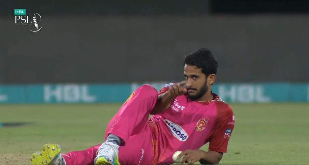 लाइव मैच में हसन अली गेंदबाजी छोड़ बन गए रजनीकांत, बल्लेबाज को दे डाली हीरो स्टाइल में धमकी, वायरल हुआ VIDEO