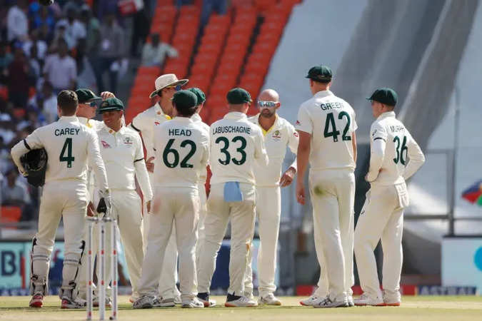 IND vs AUS : PSL की टी-शर्ट में ऑस्ट्रेलियाई कर्मचारी को देख पाकिस्तानी फैन सुनाने लगे खरी खोटी, भारतीय ने पल में कर दी बोलती बंद
