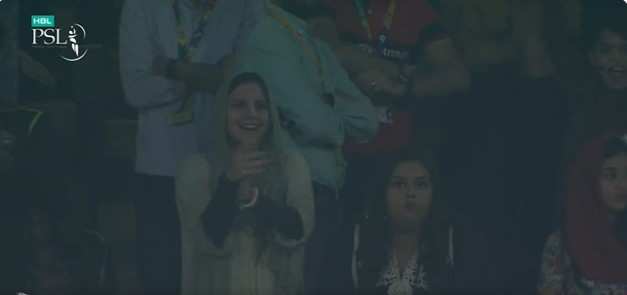 ‘जीजा’ का लंबा Six देख के खुशी से झूम उठी साली, शाहीन अफरीदी को PSL के फाइनल में साली साहिबा ने जमकर किया चीयर VIDEO
