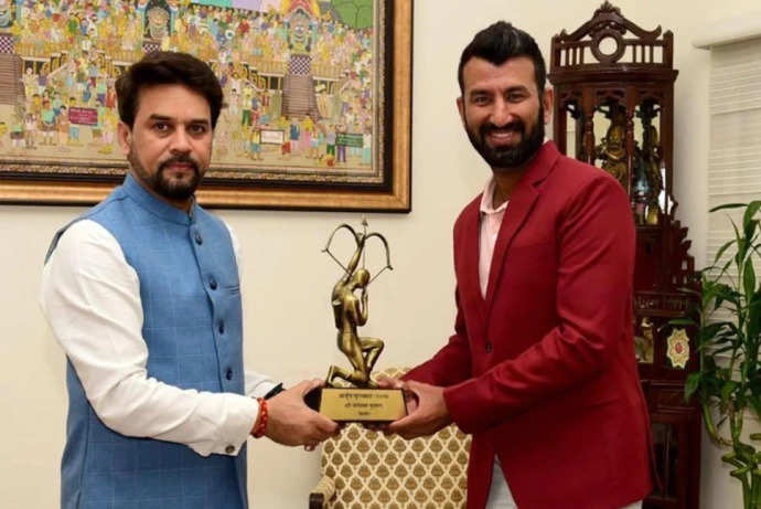 Arjuna Award: अर्जुन अवार्ड से चेतेश्वर पुजारा को 5 साल के लंबे इंतजार के बाद किया गया सम्मानित, पुरस्कार देने क्रिकेटर के घर पहुंचे खेल मंत्री अनुराग ठाकुर