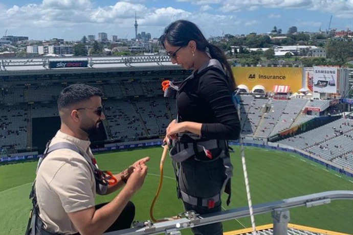 IND vs NZ: भारत- न्यूजीलैंड मैच के दौरान प्रेमी जोड़ा चढ गया ईडन पार्क की Rooftop पर, ऐसे किया प्यार का इजहार