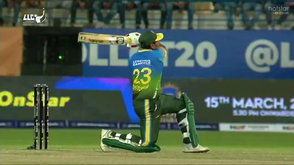 दिलशान ने घुटना टेक भारतीय गेंदबाज़ की गेंद को बना दिया तारा, गेंद की ऊँचाई देख कामेनट्रेटर के भी उड़े होश, VIDEO वायरल