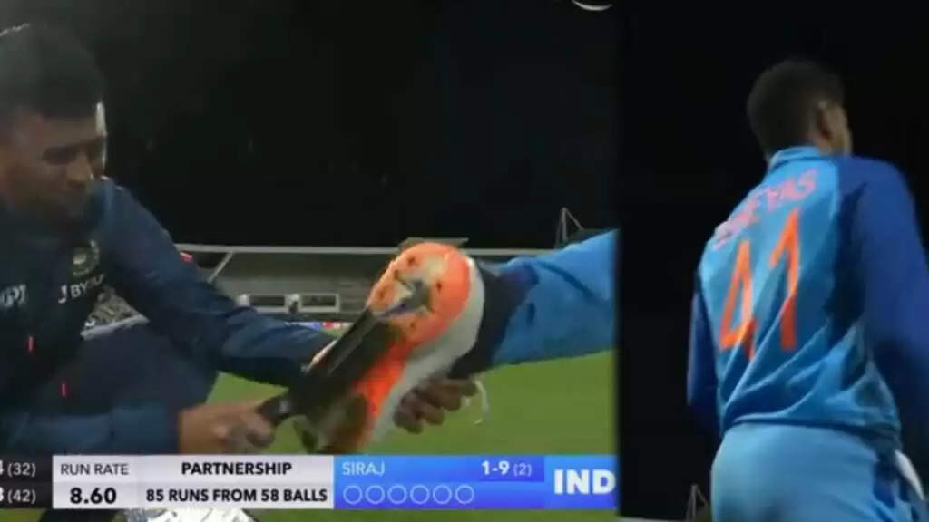 IND vs NZ: लाइव मैच मे ही ये दिग्गज दिखा भारतीय खिलाड़ियों के जूते घिसता, वीडियो हुआ वायरल