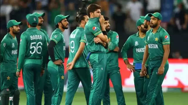 पाकिस्तान और इंग्लैंड के बीच दूसरा टी20 मुकाबला (Pakistan vs England 2nd T20) आज तय है। इससे पहले पाकिस्तान कैंप से खबर आई है कि एक सपोर्ट स्टाफ का सदस्य कोरोना पॉजिटिव पाया गया है।  आज पाकिस्तान और इंग्लैंड के बीच दूसरा टी20 मुकाबला नेशनल स्टेडियम कराची में खेला जाना है। 7 मैचों की सीरीज में इंग्लैंड 1-0 से आगे हैं। मुकाबले से पहले मेजबान टीम के एक सपोर्ट स्टाफ की कोरोना रिपोर्ट पॉजिटिव आई।  PAK vs ENG : तय समय पर होगा मैच अभी जानकारी के अनुसार मैच अपने तय समय पर ही होगा। दरअसल जिस सपोर्ट स्टाफ सदस्य की रिपोर्ट कोरोना पॉजिटिव आई है, वह टीम के साथ ग्राउंड पर नहीं जाता है। खिलाड़ियों में अभी तक किसी की रिपोर्ट कोविड पॉजिटिव नहीं आई है, ऐसे में मैच अपने समय पर ही शुरू होगा।  Pakistan vs England 2nd T20: आज 8 बजे से खेला जाएगा मैच इंग्लैंड पाकिस्तान दौरे पर 7 मैचों की टी20 सीरीज खेल रहा है। सीरीज के पहले मैच में इंग्लैंड ने 4 विकेट शेष रहते 6 विकेट से जीत दर्ज की थी। ल्यूक वुड प्लेयर ऑफ़ द मैच बने थे, जिन्होंने 4 ओवरों में 24 रन देकर 3 विकेट चटकाए थे। पाकिस्तान दूसरा मैच जीतकर सीरीज बराबर करना चाहेगा।  पाकिस्तान बनाम इंग्लैंड टी20 शेड्यूल पहला मैच – 20 सितंबर दूसरा मैच – 22 सितंबर तीसरा मैच – 23 सितंबर चौथा मैच – 25 सितंबर पांचवा मैच – 28 सितंबर छठा मैच – 30 सितंबर सातवां मैच – 2 अक्टूबर